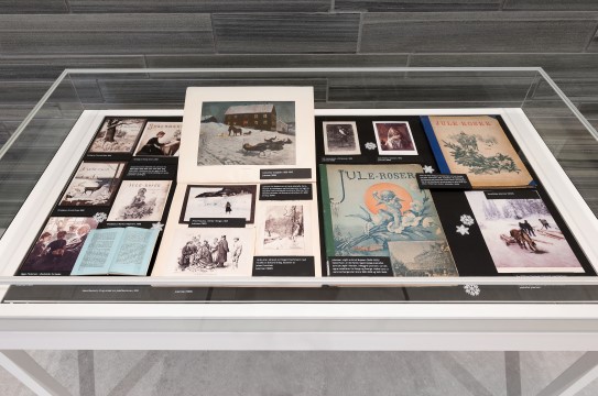 Monterutstillingen vises i Nasjonalmuseets vrimleområde ved butikken