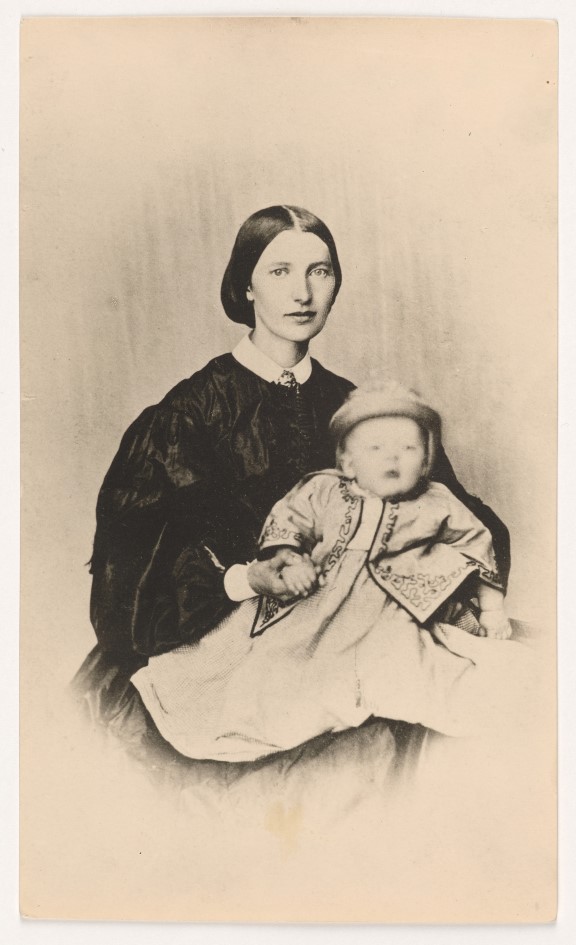 Mor Laura Munch med ett år gamle Edvard på fanget i jakken som er i Nasjonalmuseets samling, i 1864. Liten gutt på fanget til en voksen kvinne