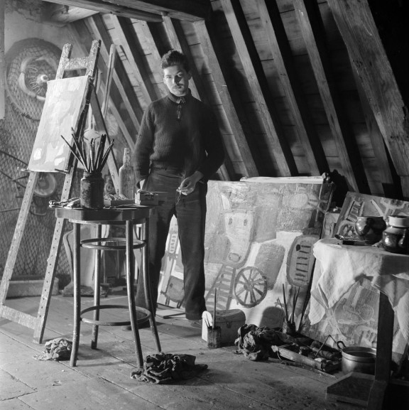 Karel Appel i sitt studio i en okkupert bygning i Amsterdam, 1947.