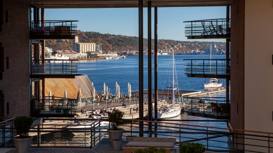 Arkitektkontoret Kari Nissen Brodtkorb AS, Leilegheiter og næringslokale, Stranden, Oslo, oppført i 1990.