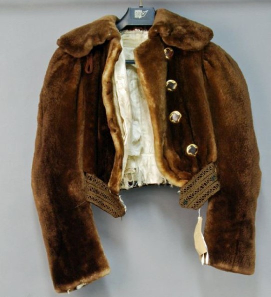 Brun pelsjakke med gulldekor, laget av Pels-Backer, datert 1905. Brun pelsjakke med gulldekor