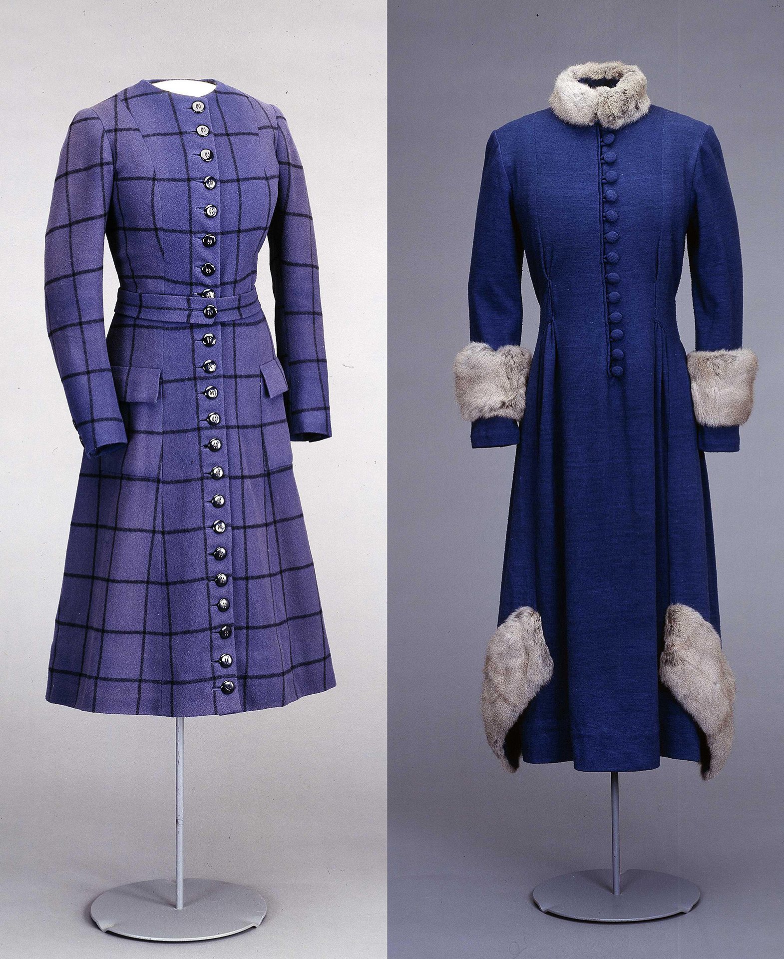 Chequered ski coat, early 1920 (to the left). Blue ski coat, ca. 1920. Chequered purple ski coat og a blue ski coat.