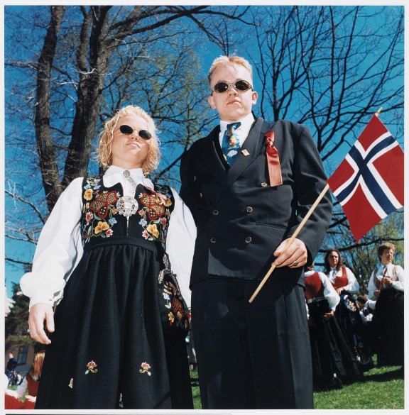 To personar med bunad og solbriller, frå 90-talet.