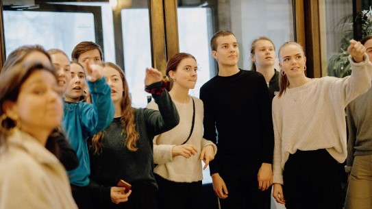 flokk med ungdommer på kunstnernes hus