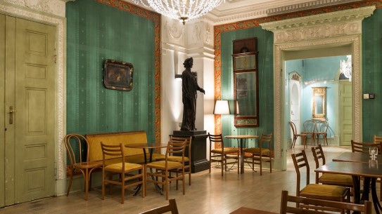 Ballsalen i Solliløkken, her som museumskafé i Kunstindustrimuseet. 1800-talls innredning med lysekrone, grønn tapet, bord og stoler