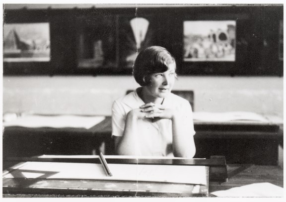 Arkitektstudent Ingeborg Flak Tønnesen på tegnesalen på NTH, 1929.