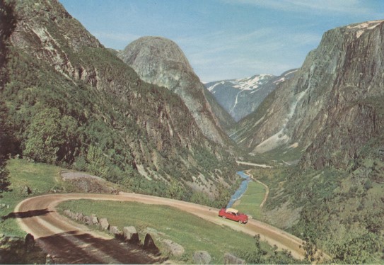 Stalheimskleiven mot Nærøydalen og Jordalsnuten. Ruten Voss – Gudvangen. Ca. 1950–60. Normanns Kunstforlag AS