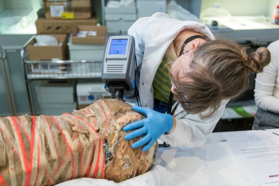 Konservatorene i Nasjonalmuseet forsker på plast.