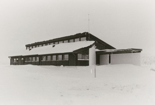 Láhpoluoppal Primary School, designed by architect Kjell Lund A dark school building sourrounded by snow