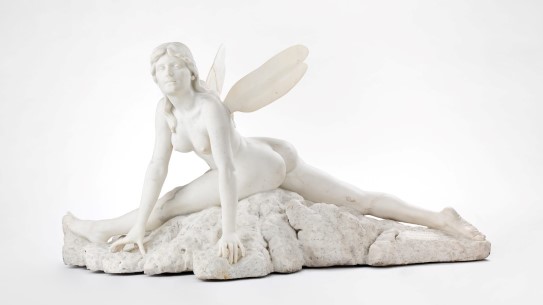 Menga Schjelderup-Ebbe, «Papillon», 1892–94. hvit gipsfigur i spagaten