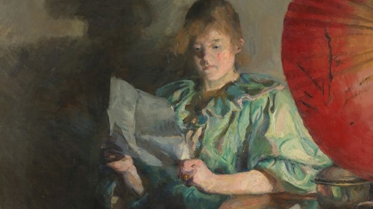 Harriet Backer, «Aften, interiør» (utsnitt), 1890 Maleri av en kvinne som leser brev i lyset fra lampe med rød skjerm.