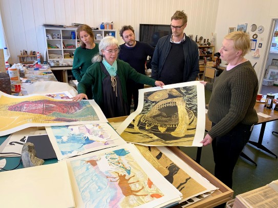 På atelierbesøk i Nord-Norge. Museets ansatte på besøk i et kunstneratelier.