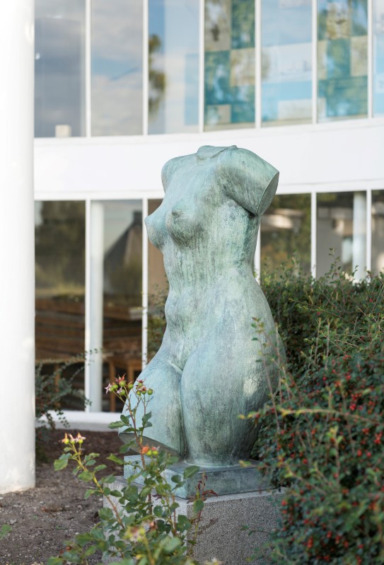 Foran Villa Stenersen, i et rundt rosebed, står skulpturen «Torso» (1928) av den svensk-danske kunstneren Gerhard Henning.