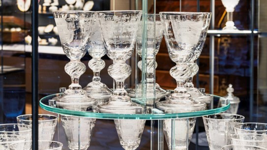 Nøstetangen-glass i Nasjonalmuseet. glass I monter I museum