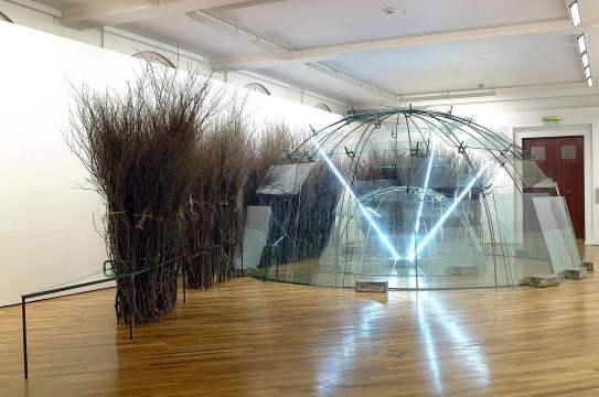Mario Merz,«Forskyvninger av jorden og månen på en akse»(original title: "Spostamenti della terra e della luna su un asse"),2002