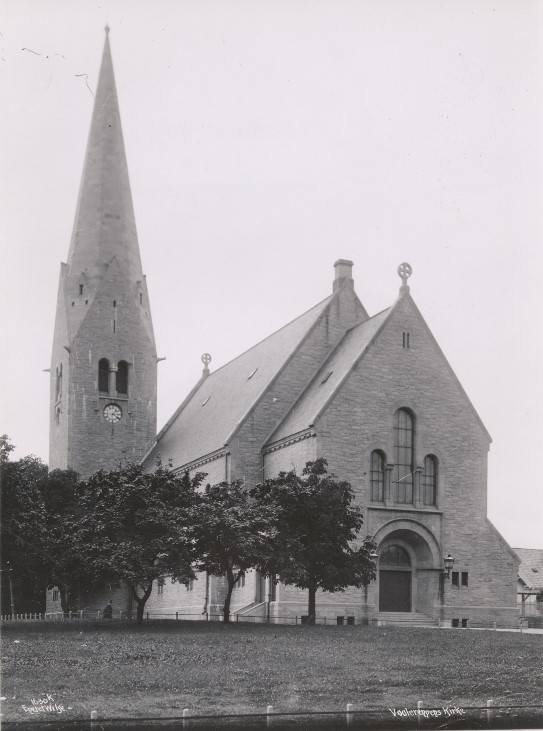 Holger Sinding-Larsen, Vålerenga kirke. Svart-hvitt bilde av kirke.