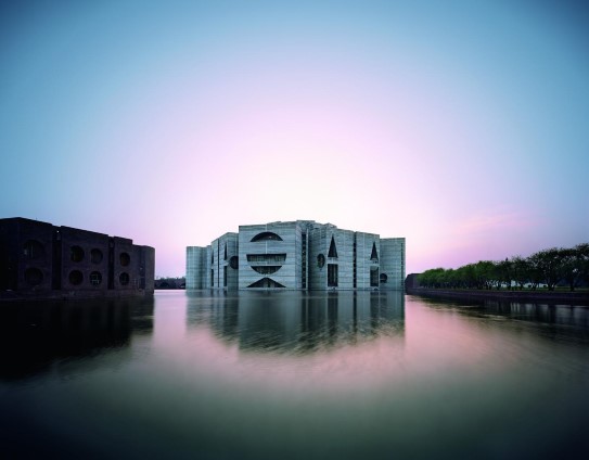 Parlamentsbygningen i Dhaka, Bangladesh, Louis Kahn, 1962-83.