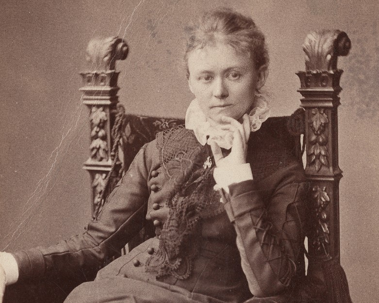 Sort-hvitt fotografi av sittende kvinne