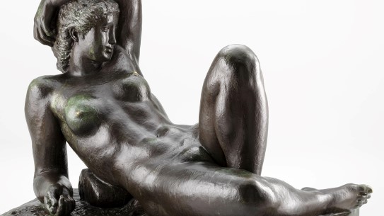 Gerhard Henning, «Liggende pike», 1914–1943. Skulptur i bronse. Skulpturen viser en pike liggende, med den ene armen hvilende over hodet.