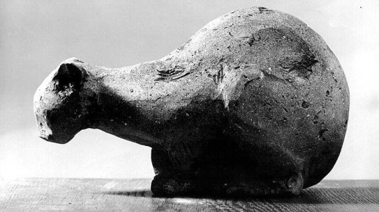 Lillebet Foss, «Våt katt», uten år. Svart-hvitt foto av skulptur av en liggende katt