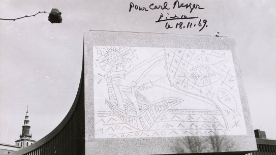 Fiskerne på Y-blokka, med Picassos signatur. Fotografi i sort-hvitt som viser Fiskerne-motivet til Picasso sandblåst på fasaden til Y-blokka i Regjeringskvartalet