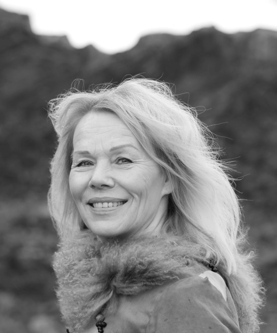Svart/hvitt-portrett av kvinne med kangt, blondt hår.