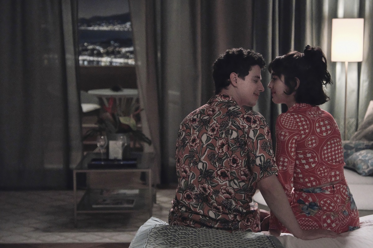 Albie (Adam DiMarcio) og Lucia (Simona Tabasco) i andre sesong av The White Lotus.