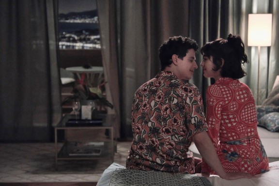 Albie (Adam DiMarcio) og Lucia (Simona Tabasco) i andre sesong av The White Lotus.