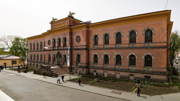 Museumsbygg i rødlig murstein sett forfra