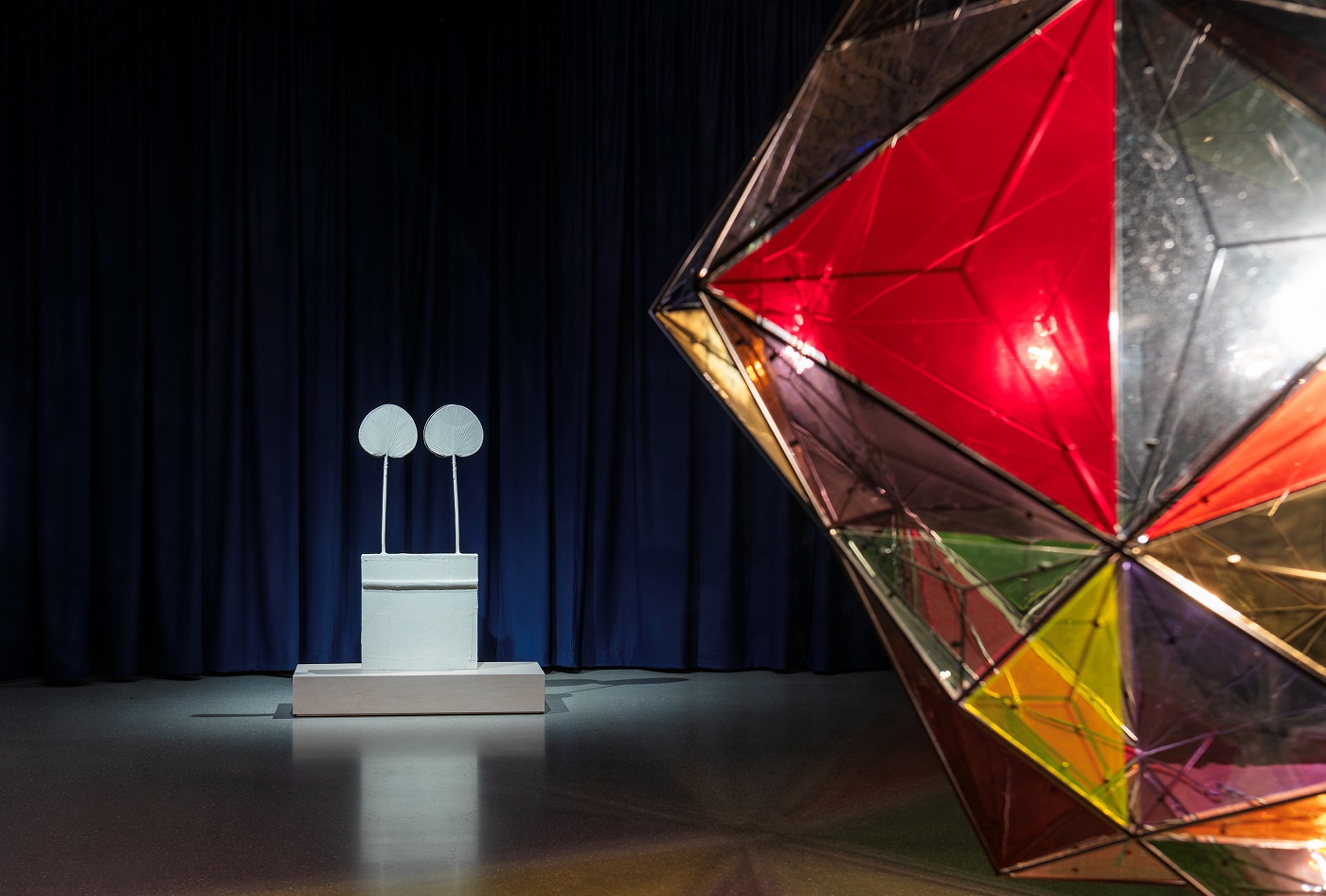 Olafur Eliasson, «Reality Mosaic», 2018. In the background: Cy Twombly, «Untitled (Funerary Box for a Lime Green Python)», 2002.