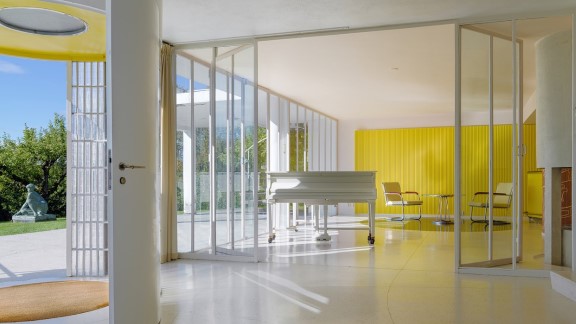 Yellow living room in Villa Stenersen.