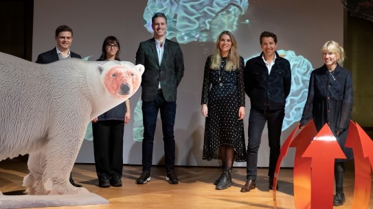 Styret i 2020, kunstner Katja Novitskova, og Stina Högkvist fra Nasjonalmuseet under avduking av Novitskovas verk i 2019