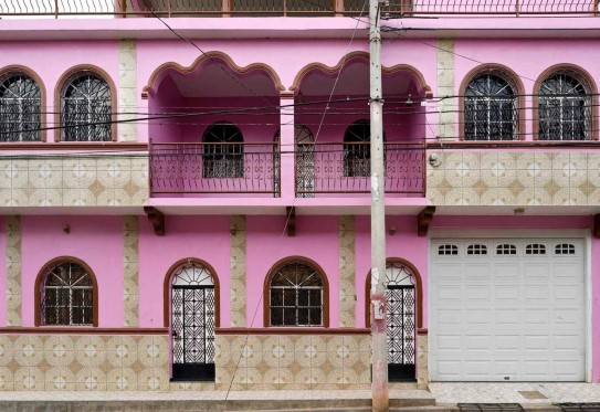 Hus bygd med pengeoverføringer i El Salvador. Andrés Asturias. Med tillatelse fra fotografen.