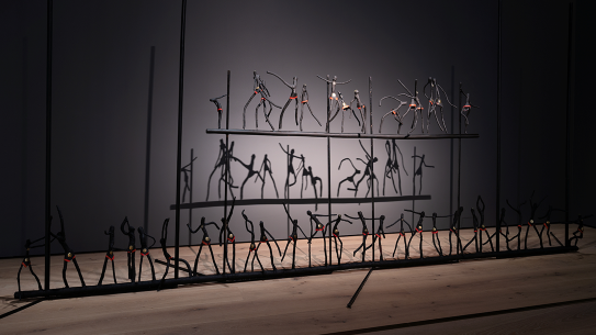 Annelise Josefsen, «Krigsdans», 2009. Dette er en skulptur i metall, som er fem meter lang og en og en halv meter høy. Skulpturen kan likne en tredimensjonal helleris