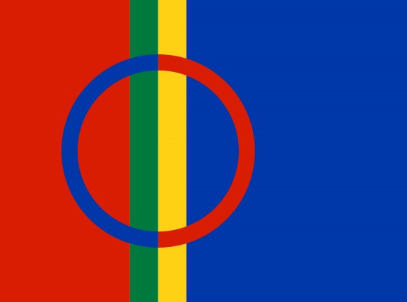 Det offisielle sameflagget, vedtatt i 1986. I tillegg til fargene fra Persens forslag har det et grønt felt og en todelt sirkel. Det samiske flagget med vertikale felter i rødt, gult, grønt blått. Og en todelt sirkel i blått og rødt.