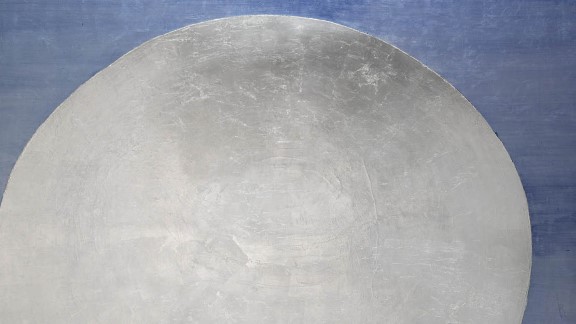 Stor måne i sølv på himmelblå bakgrunn