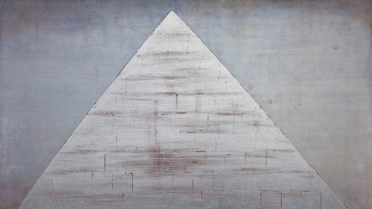 Anna-Eva Bergman, «N°6-1960 Pyramide», 1960 Maleri med stor trekant i bladmetall og sølvfarger.