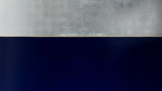 Anna-Eva Bergman, "No.8-1969 Grand horizon bleu". En maleri med tre felt. Øverst er det sølv, i midten en smal stripe med beige, og nederst en dyp, mørk blå.