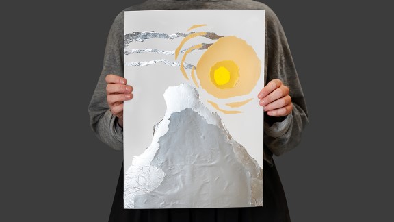 Bilde i collage av metallfolie og farget papir med fjell, skyer og en planet.