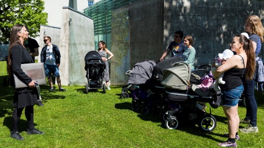 Babyvandring i Kvadraturen foreldre med baby i vogn og bæresele utenfor museet