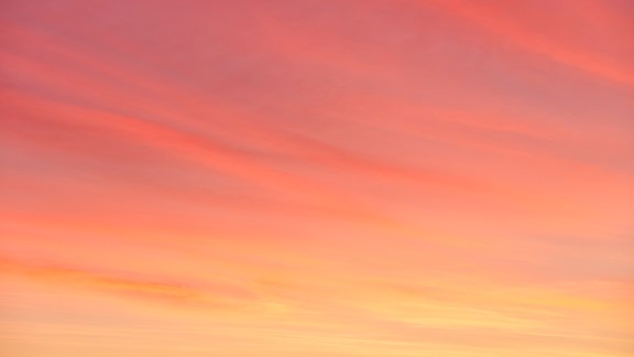 Intens rosa og orange farget himmel i solnedgang