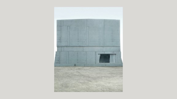 Bilde av et grått betongbygg. 