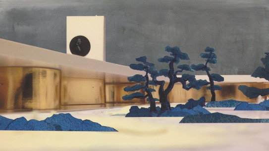 Transborder Studio, «Hortus Conclusus Andersen», 2013. Avlang lav bygning i bakgrunnen med en tregruppe i blått i forkant til høyre