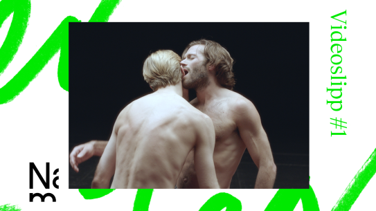 Silas Henriksen, Cecilie Semec, «Apart» (utsnitt), 2020. To menn i bar overkropp er i nærkontakt i et mørkt rom.