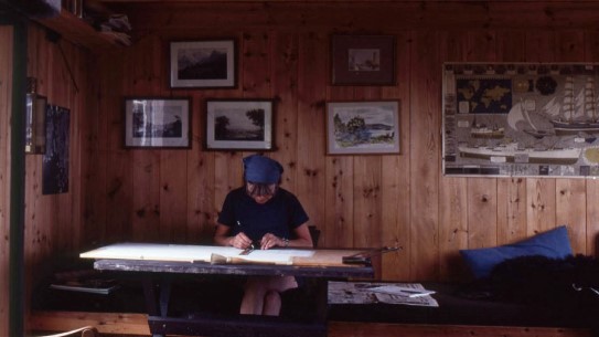 Wenche Selmer ved tegnebordet på hytta på Beltesholmen. Wenche Selmer ved tegnebordet på hytta på Beltesholmen.