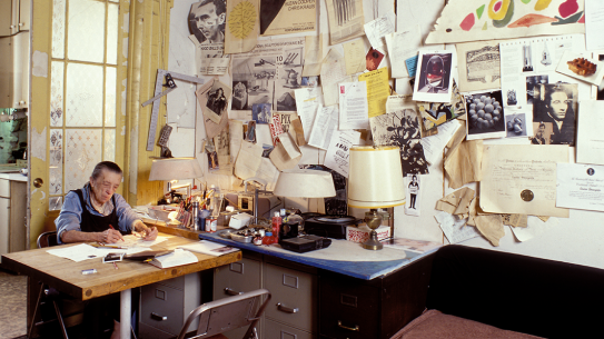 Louise Bourgeois fotografert i sitt hjem i 20th Street i New York City, i år 2000