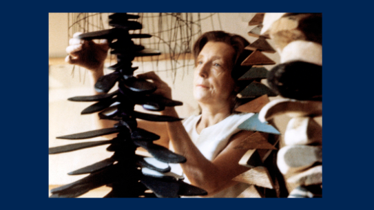 Bourgeois i sitt hjem i New York City i 1965, med flere av sine «Personage»-skulpturer, blant dem «Femme Volage» (utsnitt) Fotografi av kunstneren Louise Bourgeois som bygger en av sine Personages-skulpturer