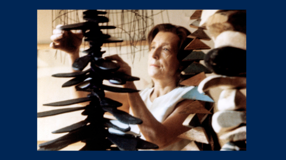 Fotografi av kunstneren Louise Bourgeois som bygger en av sine Personages-skulpturer