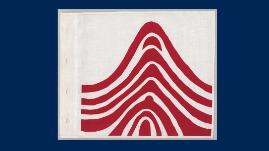 Louise Bourgeois, «Ode à l'Oubli», 2004 (detalj) Fotografi av et tekstilkunstverk av kunstneren Louise Bourgeois. Røde bølgeformer på hvit bakgrunn.