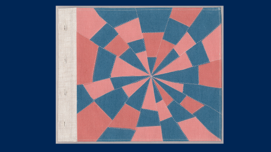 Louise Bourgeois, «Ode à l'Oubli», 2004 (detalj) Fotografi av et tekstilkunstverk av kunstneren Louise Bourgeois. Rosa og blå tekstilbiter er sydd sammen i et geometrisk mønster